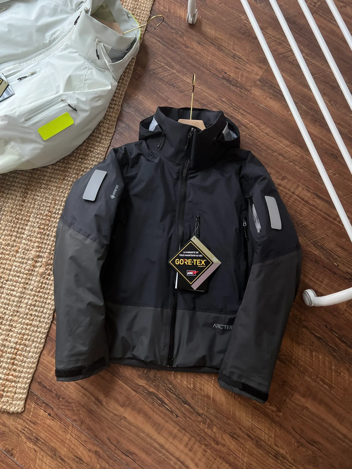 【Hot Sale 】 Arctervx SYSTEMA Series Axis Insulated，Jacket ， Same Style 💥 ， Wear-Resistant ，Breathable ~ ， Breathable ， Breathable ， ， Velcro® ，3L GORE TEX Cknit 40d，gsm e PTFE ， 100% ，20d ， DWR 40gsm，TPU Coreloft TM Continuous 65 (65g/m 2) ， Arc teryx ，Sto WHOOd TM ， ， SIZE：S M L XL XXL Size S 118 66 160~165 90~120 M 122 68 165~170 130~145 L 126 71 170~175 150~155 XL 130 74 175~180 160～165 XXL 132 76 180~185 170～190